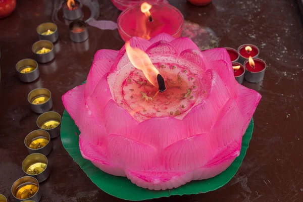 Lotus kaars in een boeddhistische tempel — Stockfoto