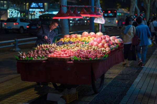 청두에서 밤에 거리 과일 시장 공급 — 스톡 사진