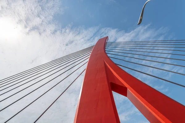 Pont de câble rouge contre le ciel bleu — Photo