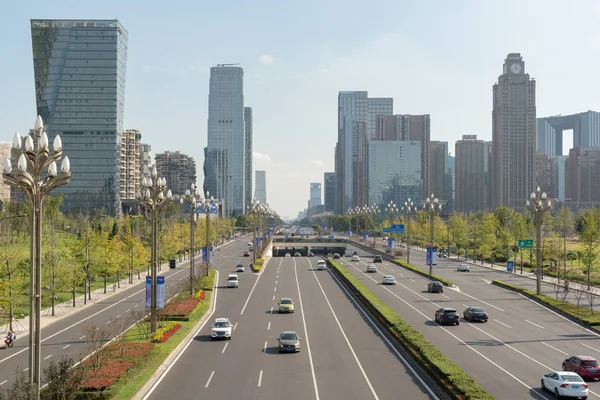 Autoverkehr auf der Tianfu-Allee in Chengdu — Stockfoto