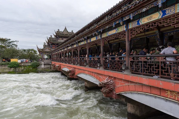 Puente LanQiao con decoraciones de dragones sobre el río PuYangHe —  Fotos de Stock
