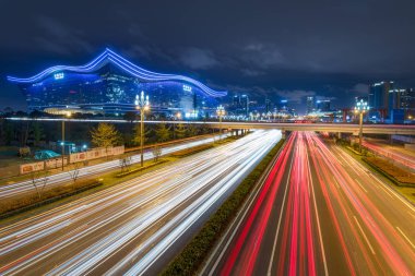 Chengdu Tianfu Caddesi üzerinde trafik lambası yollar