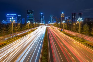  Chengdu geceleri Tianfu Caddesi üzerinde trafik