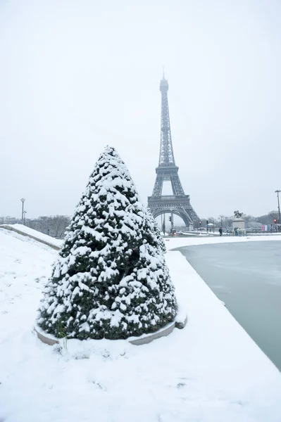 Eiffeltoren onder de sneeuw in de winter in Parijs — Stockfoto