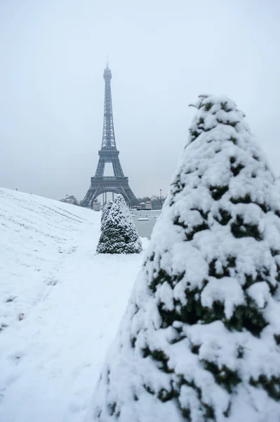 Wieża Eiffla pod śniegiem zimą w Paryżu — Zdjęcie stockowe