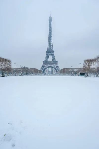 Eiffelturm im schnee im winter in paris — Stockfoto