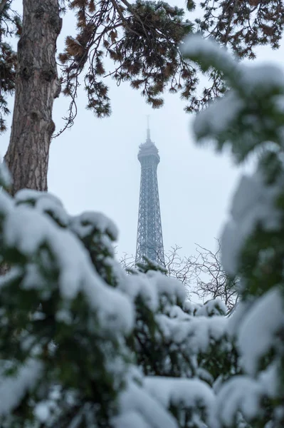Torre Eiffel sotto la neve in inverno a Parigi — Foto Stock