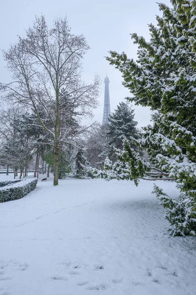 Torre Eiffel sotto la neve in inverno a Parigi — Foto Stock