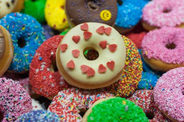 Bir piyasada çok renkli donut closeup demet