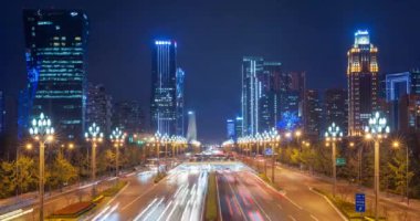 Chengdu, Sichuan Eyaleti, Çin - 27 Eylül 2018: ampul arka plan aydınlatılmış gökdelenler ile gece Tianfu Caddesi'nde rotaları