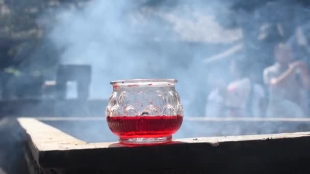 四川省 2018 バック グラウンドで祈っている人々 とキャンドルと Wenshu 仏教寺院のお香の煙を燃焼 — ストック動画