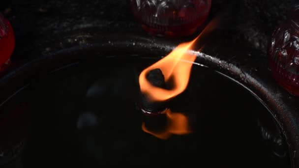 Зажигание Свечи Масле Буддийском Храме Китае — стоковое видео