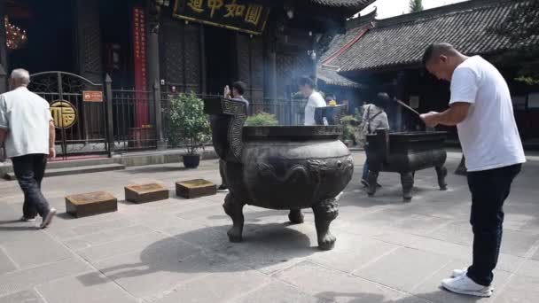 Chengdu Sichuan Επαρχία Κίνα Σεπ 2018 Άνθρωποι Καύση Θυμίαμα Μπαστούνια — Αρχείο Βίντεο