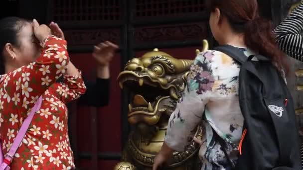 儀式の神聖な青銅竜の像に触れると Wenshu 仏教寺院で祈り 2018 中国の女性 — ストック動画