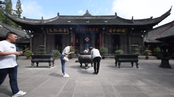Chengdu Szecsuán Kína 2018 Szeptember Emberek Égő Füstölő Pálcikák Wenshu — Stock videók