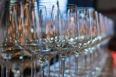 Bir satır seçici odak boş şarap gözlük