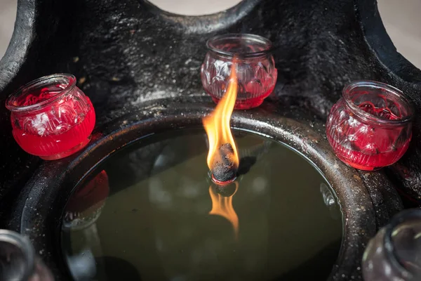 Vela ardiendo en aceite en un templo budista — Foto de Stock