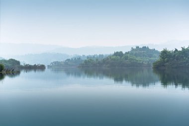 Tepeler ile Çin göle sis ağaçlarda