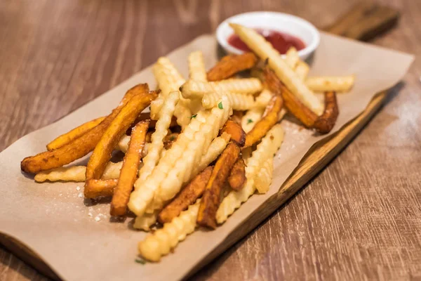 Un mucchio di patatine fritte con salsa al ketchup — Foto Stock