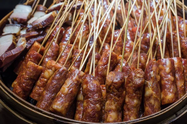 Korv grillspett med rått kött i en tallrik — Stockfoto