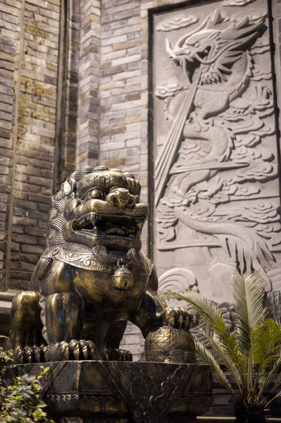 Estatua de bronce de León en la noche en China —  Fotos de Stock