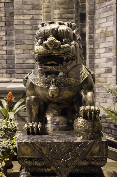 Estatua de bronce de León en la noche en China —  Fotos de Stock