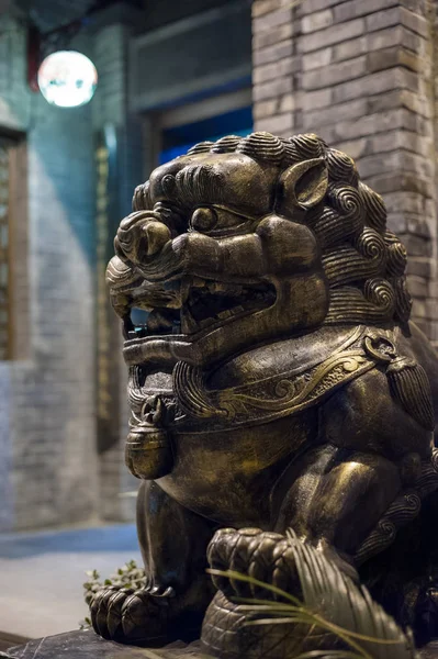 Estatua de bronce de León en la noche en China —  Fotos de Stock