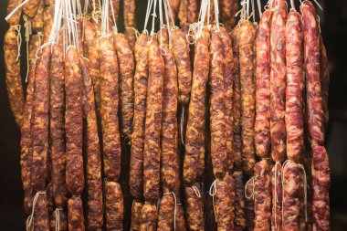 Bir pazarda asılı sosis