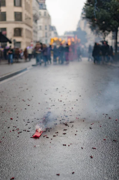 Rode voetzoekers exploderende met rook op het asfalt — Stockfoto