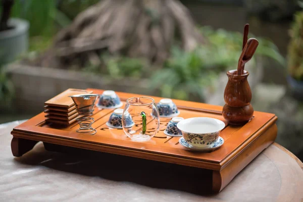 Zestaw do herbaty na drewnianym stole — Zdjęcie stockowe