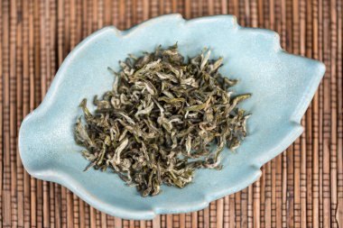 Beyaz bir fincan çay kurutulmuş yaprakları