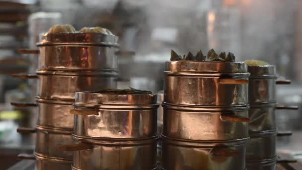 Chef-koks koken dumplings in traditionele koperen steamers in een restaurant — Stockvideo