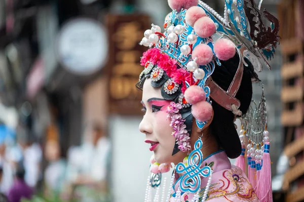 Chongqing, Çin - 13 Haziran 2018: Çin opera geleneksel kıyafet ve makyaj Ciqikou turistik sokakta kadınla