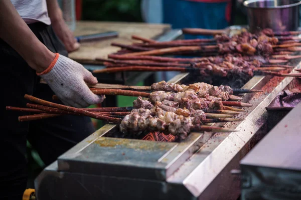 Homem cozinhar carne em espetos na rua Xian — Fotografia de Stock