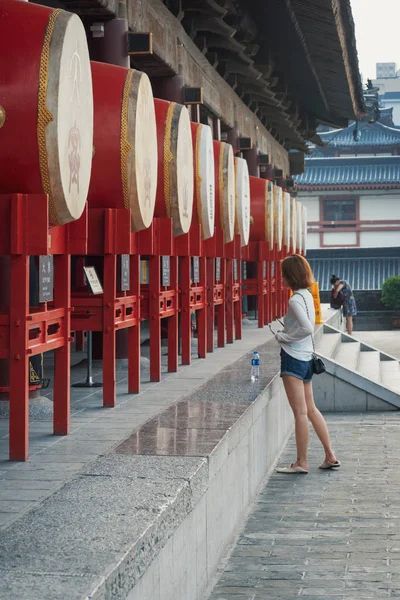 Jeune femme regardant les tambours à Xian — Photo