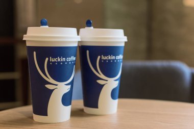 Bir tabloda iki Luckin kahve kupaları