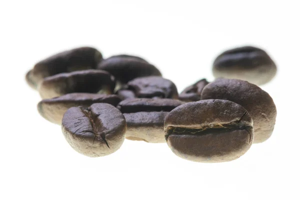 Gebrande koffiebonen backlit geïsoleerd op wit — Stockfoto