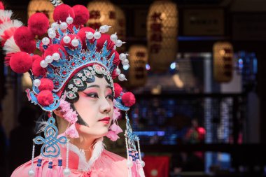 Sichuan Opera geleneksel kostüm giymiş bir yound kadın portresi