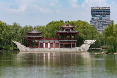 Pagoda ejderha ile taş bir tekne Xian Tang paradise Park'ta Heykel Sergisi.