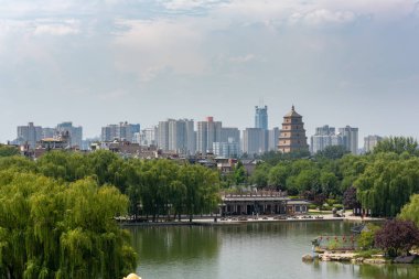 Xian, Shaanxi Eyaleti, Çin - 12 Ağustos 2018: Dayanta - Tang Paradise Park büyük vahşi kaz pagoda ve manzarası havadan görünümü