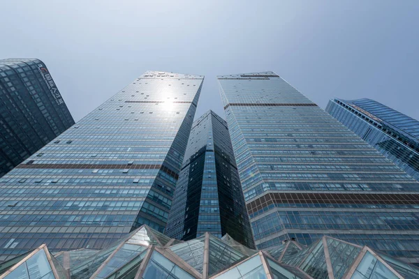 A Hilton hotel felhőkarcolók ellen, blue sky Chengdu-ban — Stock Fotó