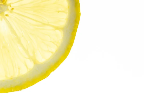 Zitronenscheibe hinterleuchtet auf weißem Hintergrund — Stockfoto