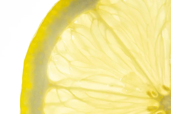 Zitronenscheibe hinterleuchtet auf weißem Hintergrund — Stockfoto