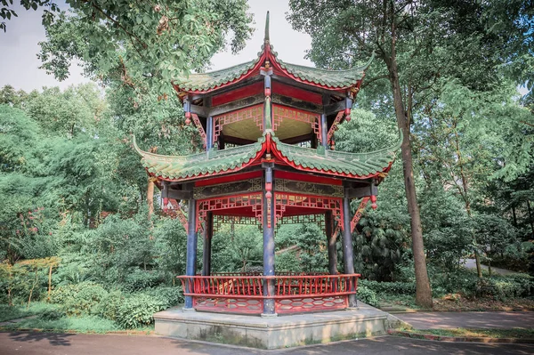 Pabellón chino en un parque —  Fotos de Stock