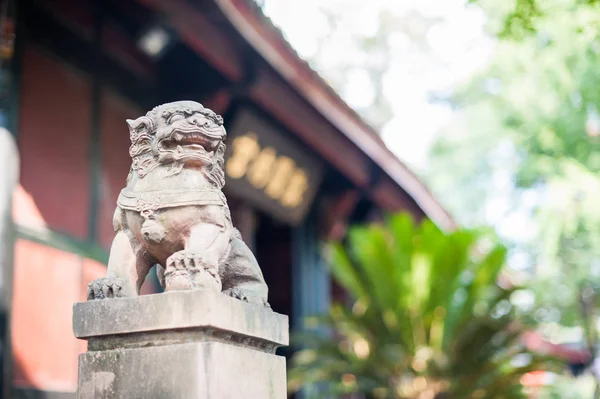 Oroszlánkő szobor egy buddhista templomban — Stock Fotó