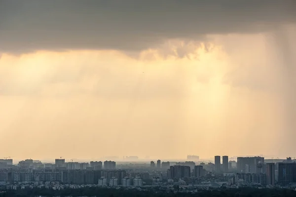 Chengdu panoramę widok z lotu ptaka z dramatyczne niebo — Zdjęcie stockowe