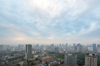 Bir bulutlu gökyüzü ile Chengdu manzarası havadan görünümü