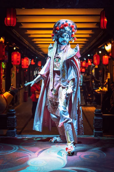 Сичуань opera мінливі обличчя актрисою в Ченду — стокове фото