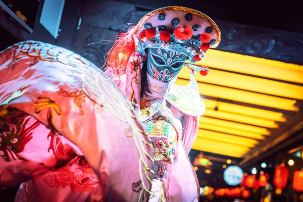 Sichuan opera zmienia twarz aktorki w Chengdu — Zdjęcie stockowe