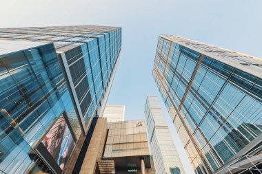 Chengdu, Sichuan Eyaleti, Çin 19 Ocak 2019: IFS binalar karşı mavi gökyüzü geniş açılı görünüş